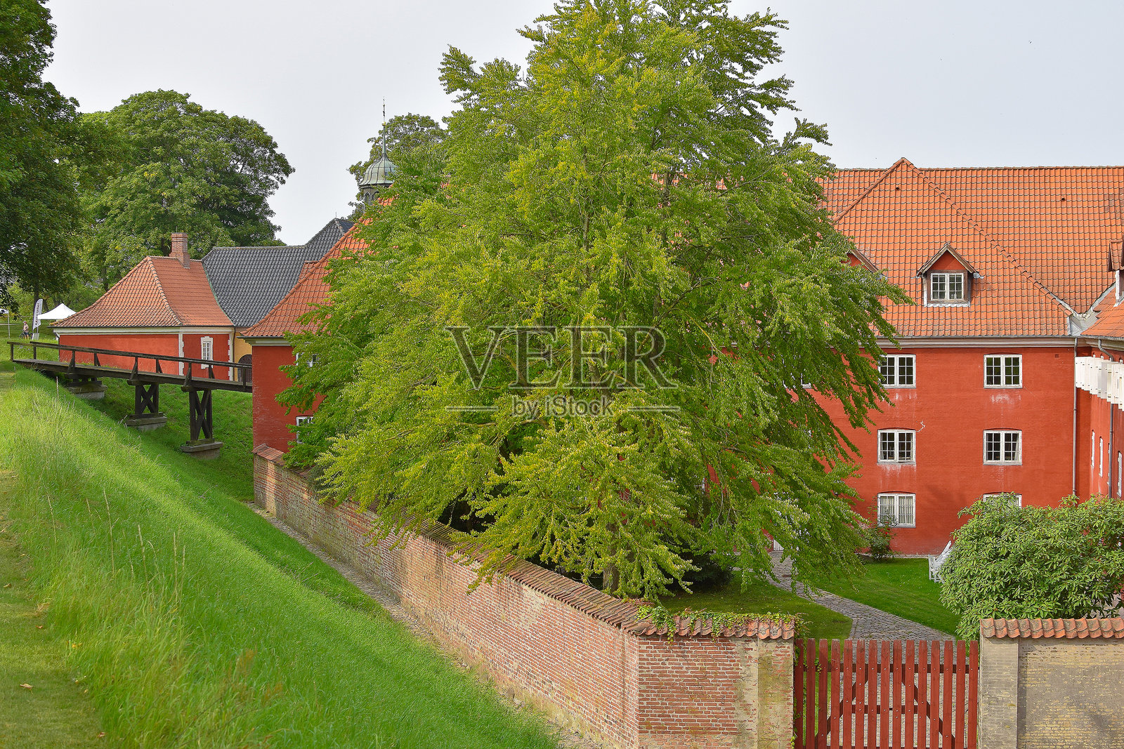 哥本哈根卡斯特莱特地区美丽的红色建筑。照片摄影图片