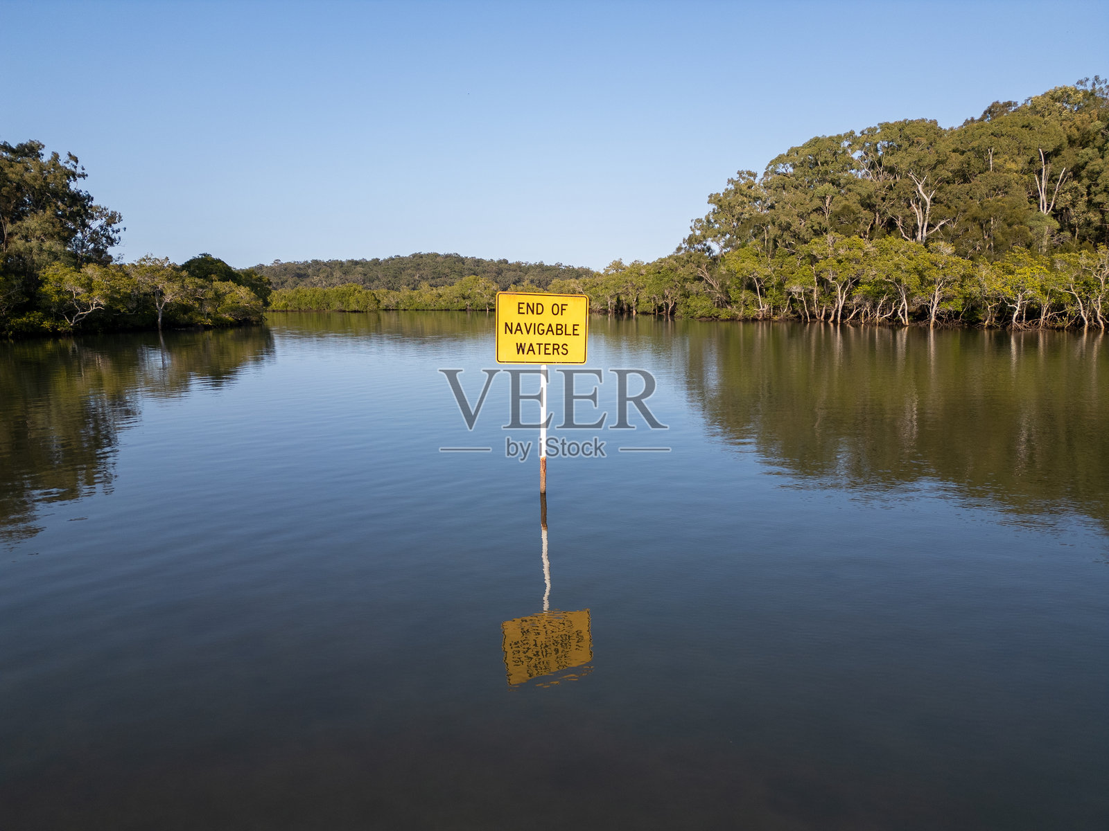 河流中的海洋警告标志照片摄影图片