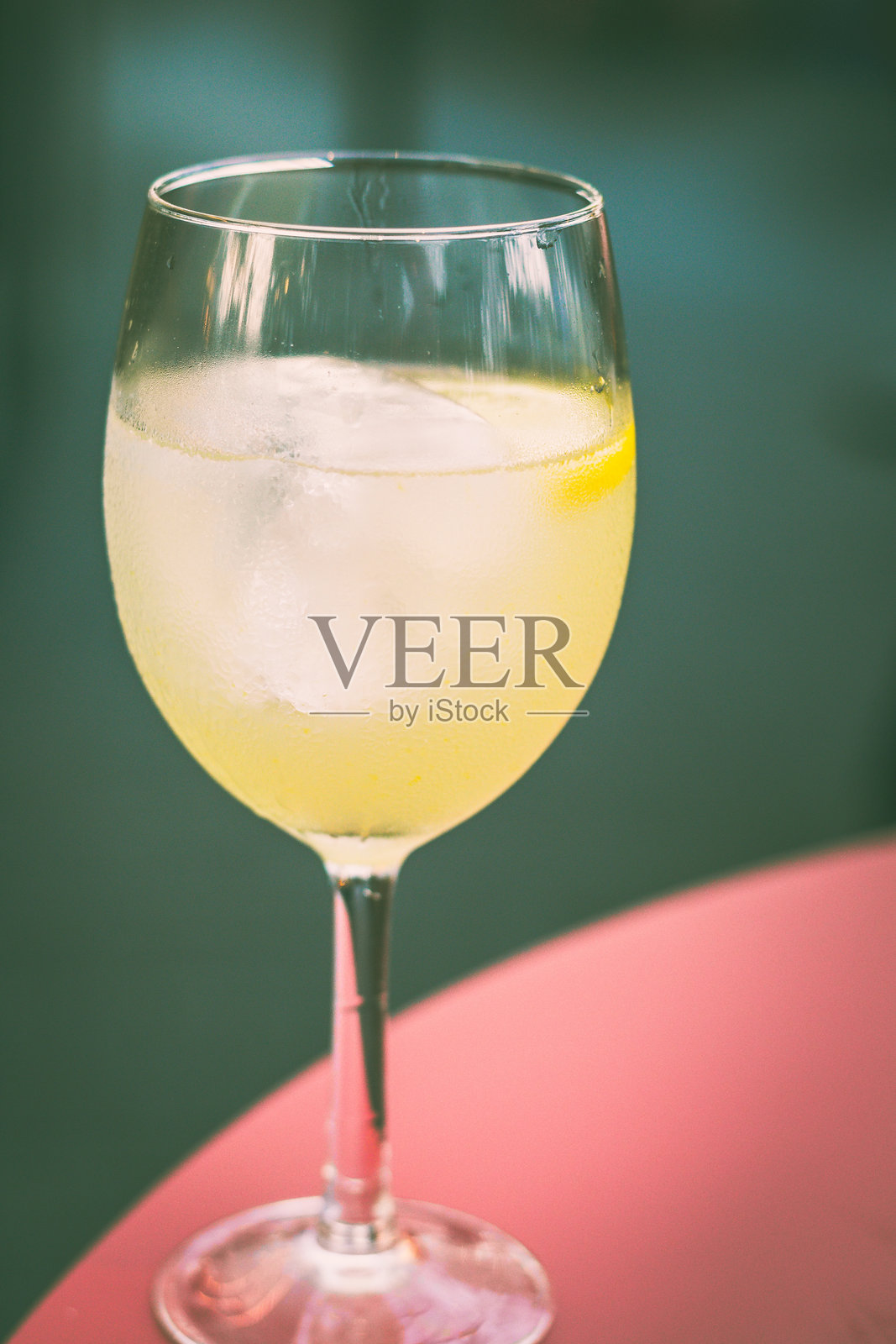 由查龙湾朗姆酒、青柠和糖调制的鸡尾酒照片摄影图片