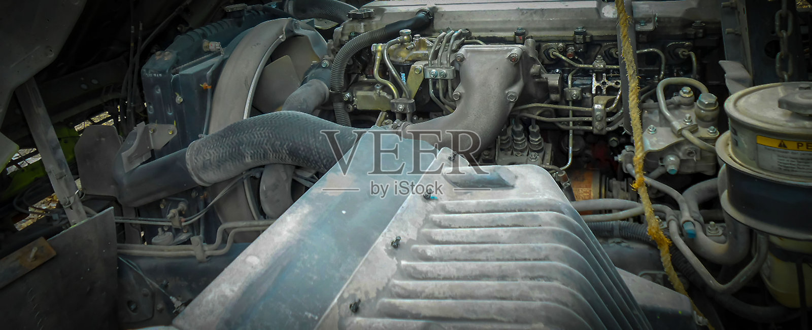 非常漂亮的卡车发动机，庞大而令人惊叹的机械，内部柴油卡车发动机的金属背景照片摄影图片