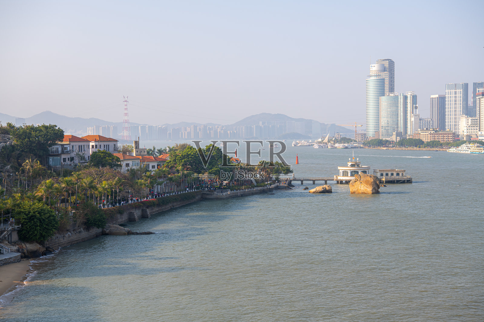 船只经过鼓浪屿前方。照片摄影图片