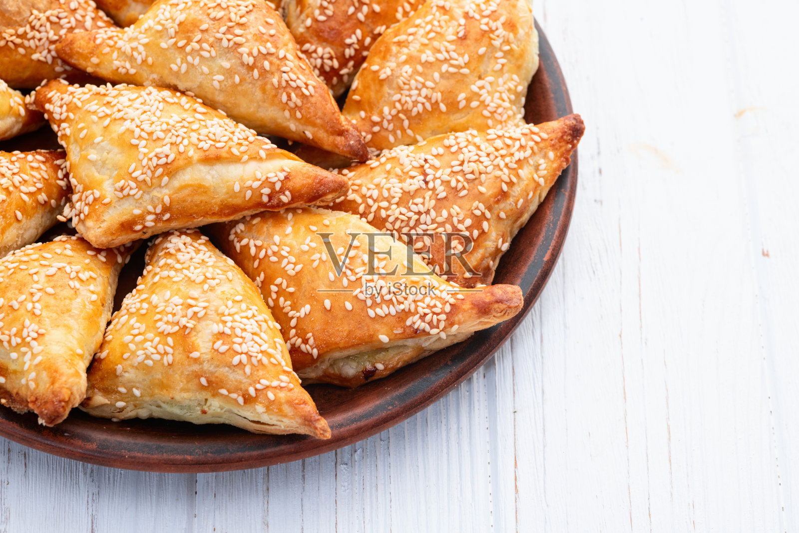 自制三角肉馅酥皮点心，背景为乡村风格。萨莫萨。照片摄影图片