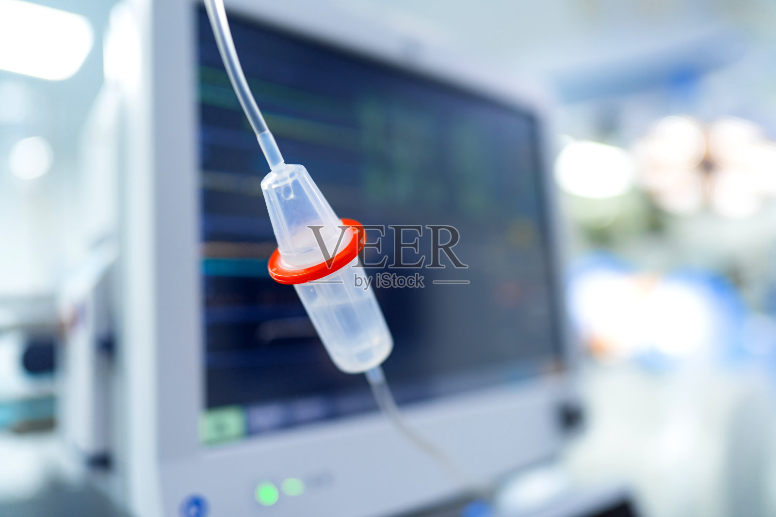 连接到监视器的医疗设备。连接到监视器的现代医疗设备照片摄影图片