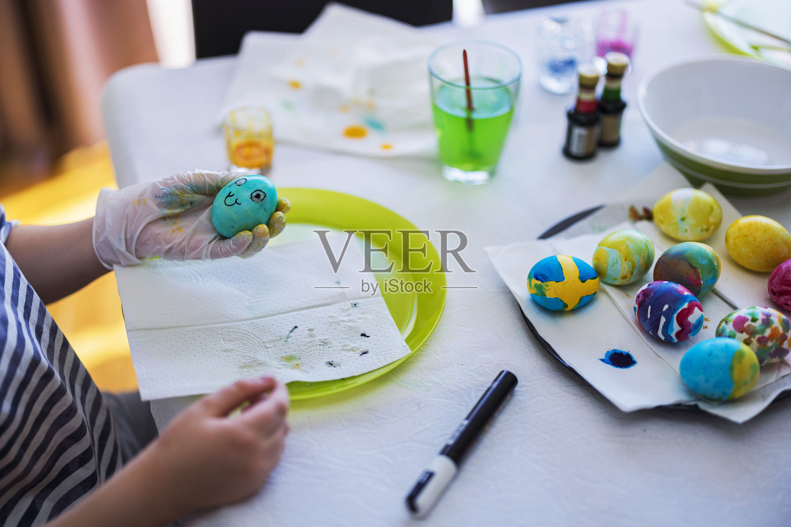 儿童在家中创意艺术课上装饰色彩鲜艳的复活节彩蛋照片摄影图片