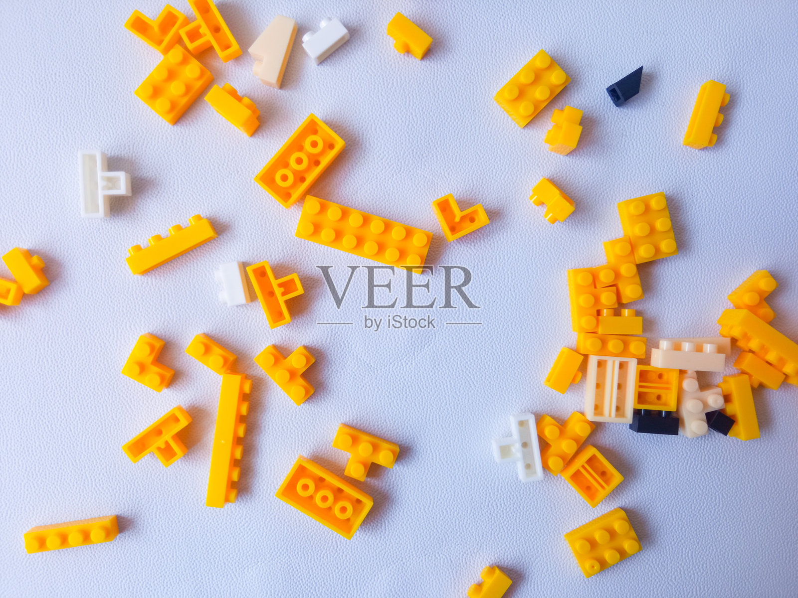 五彩缤纷的黄色塑料玩具砖背景照片摄影图片