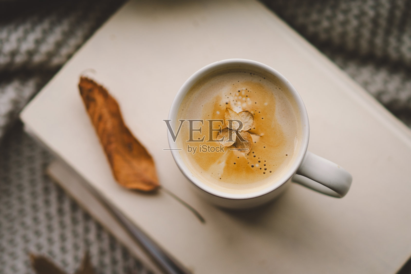 一杯温暖的咖啡照片摄影图片