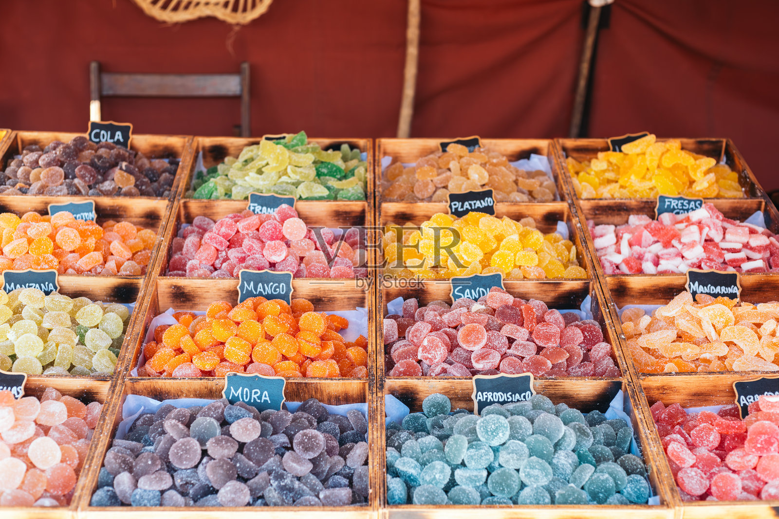 在西班牙加利西亚的集市上，木箱中展示着各种颜色鲜艳的糖衣软糖。照片摄影图片