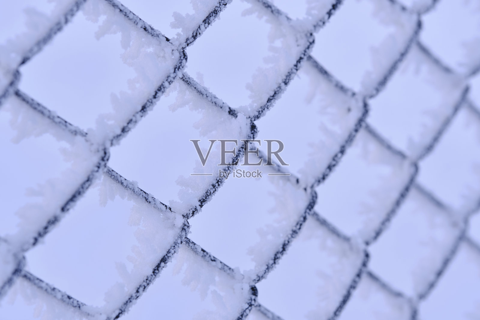 被严重霜冻覆盖的链条网状物。微距摄影。照片摄影图片