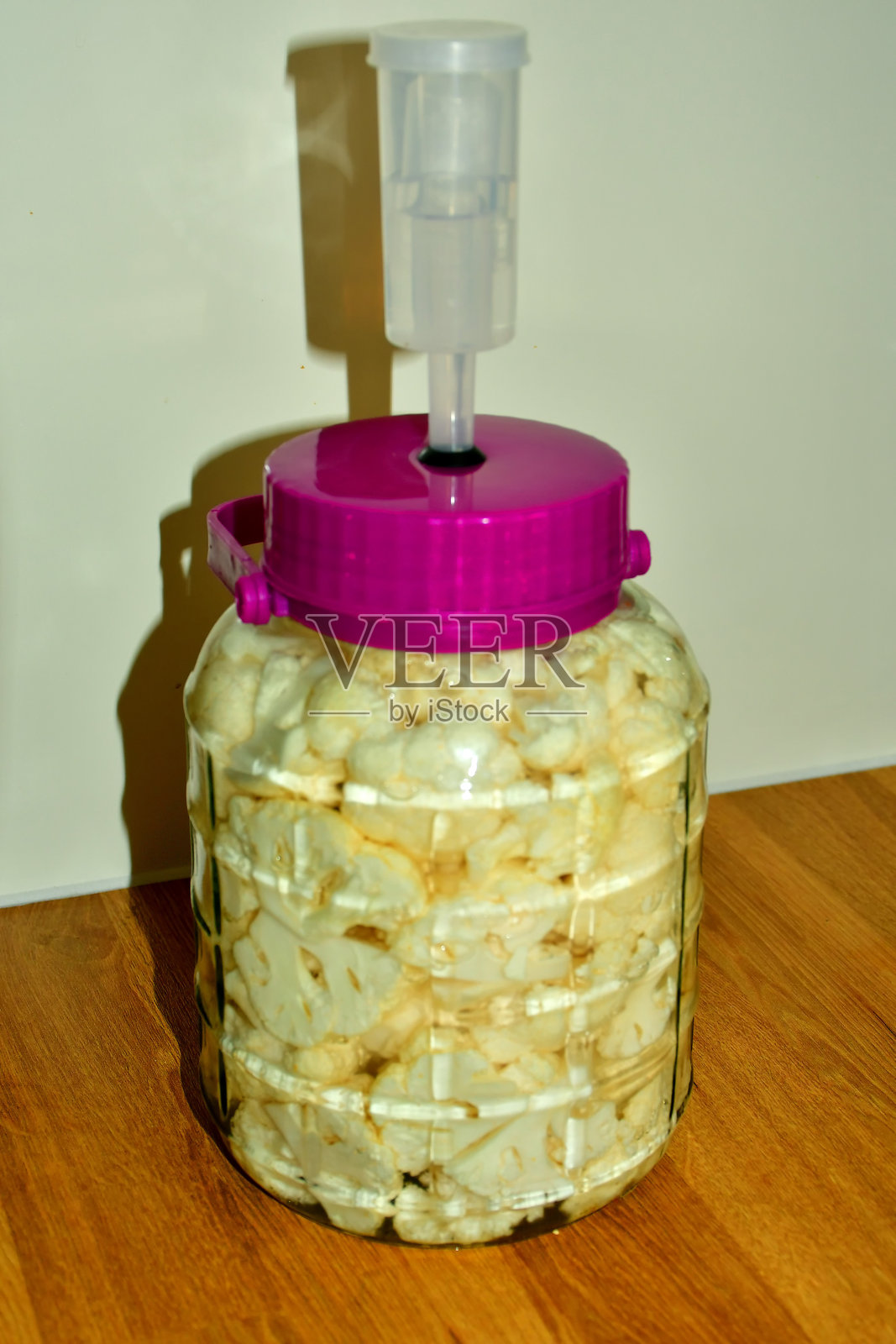 带发酵阀的玻璃瓶中发酵的花椰菜照片摄影图片