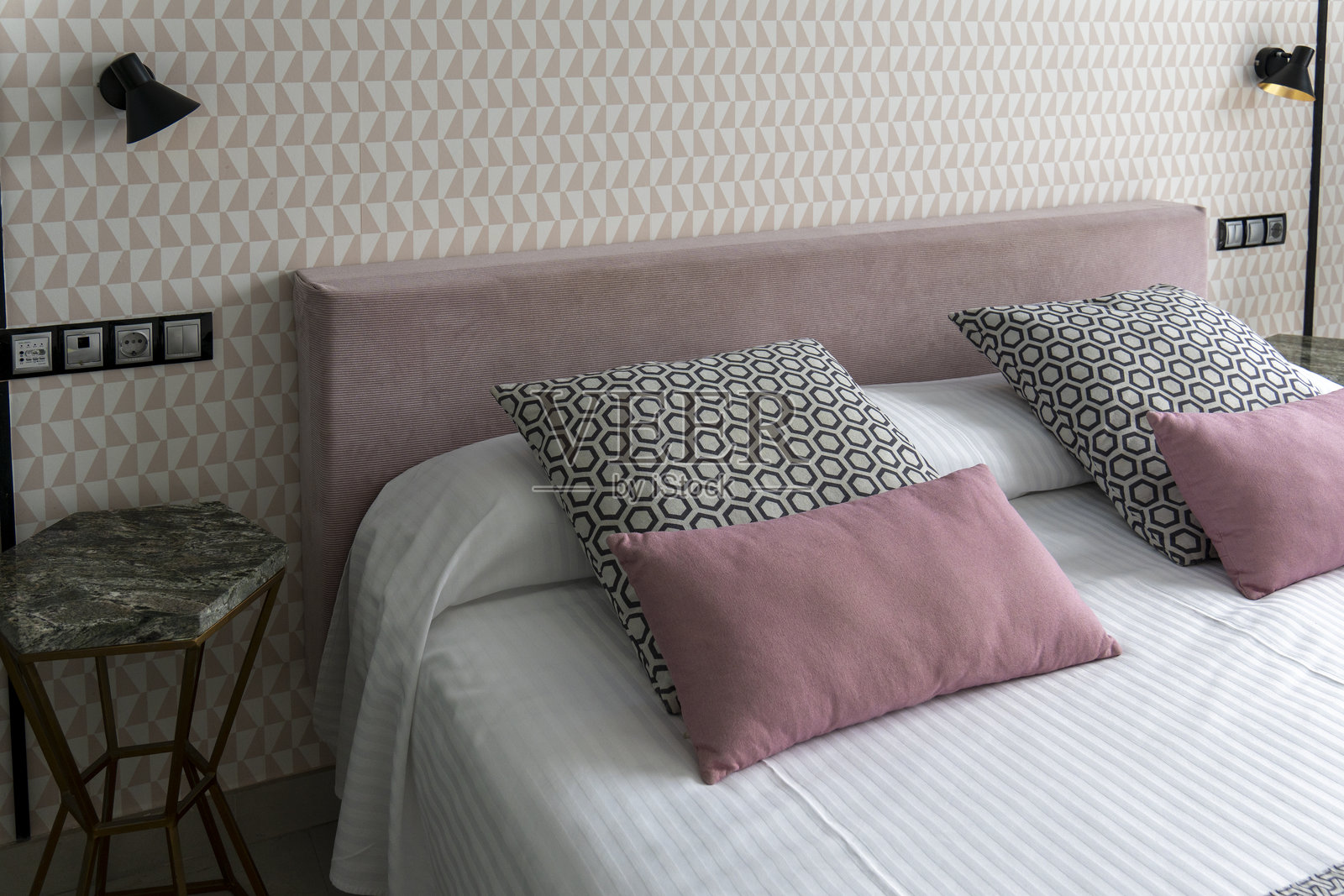 现代时尚室内的舒适双人床照片摄影图片