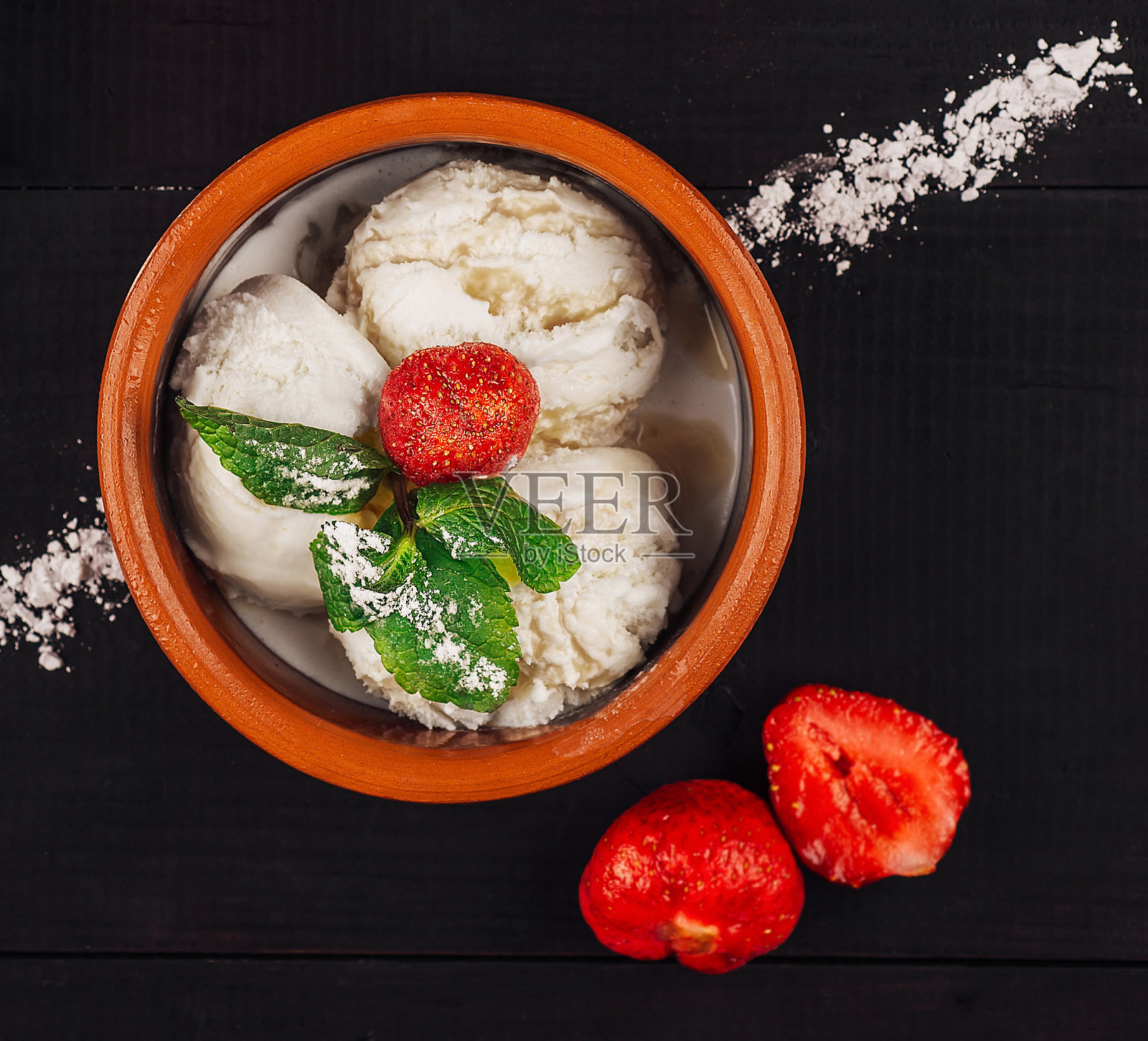 美味的冰淇淋球装饰着薄荷和草莓照片摄影图片