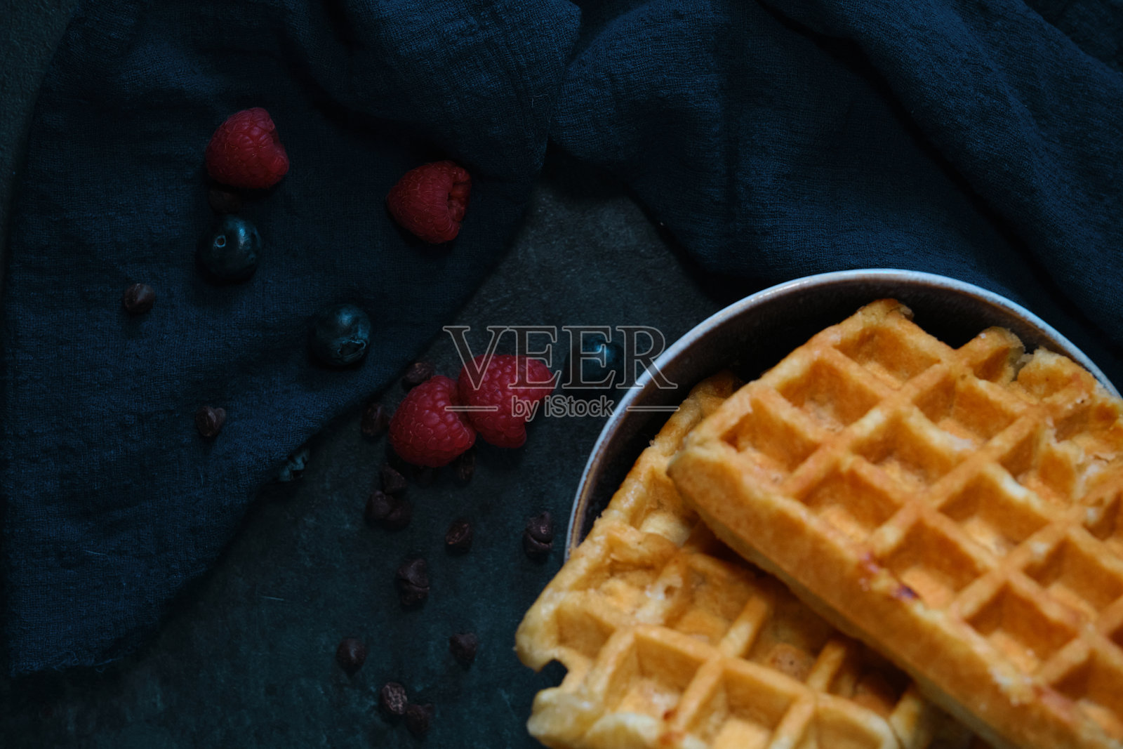 黑色背景上的比利时华夫饼照片摄影图片