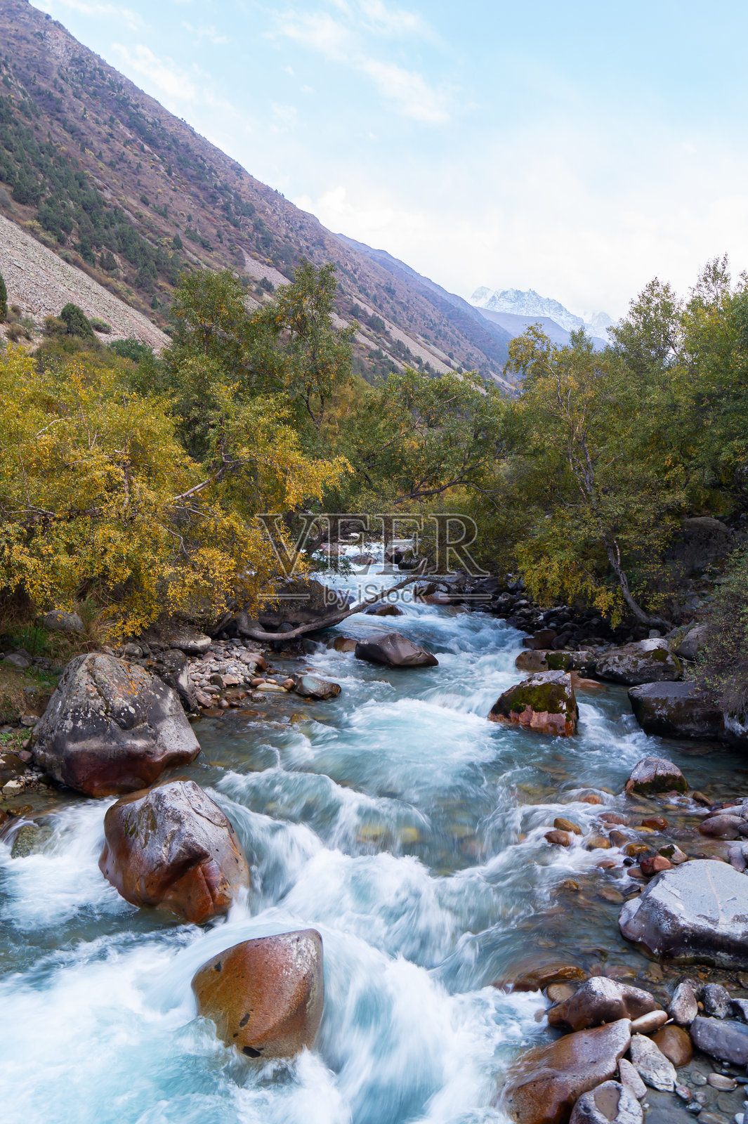 山中的河流，竖版照片。照片摄影图片