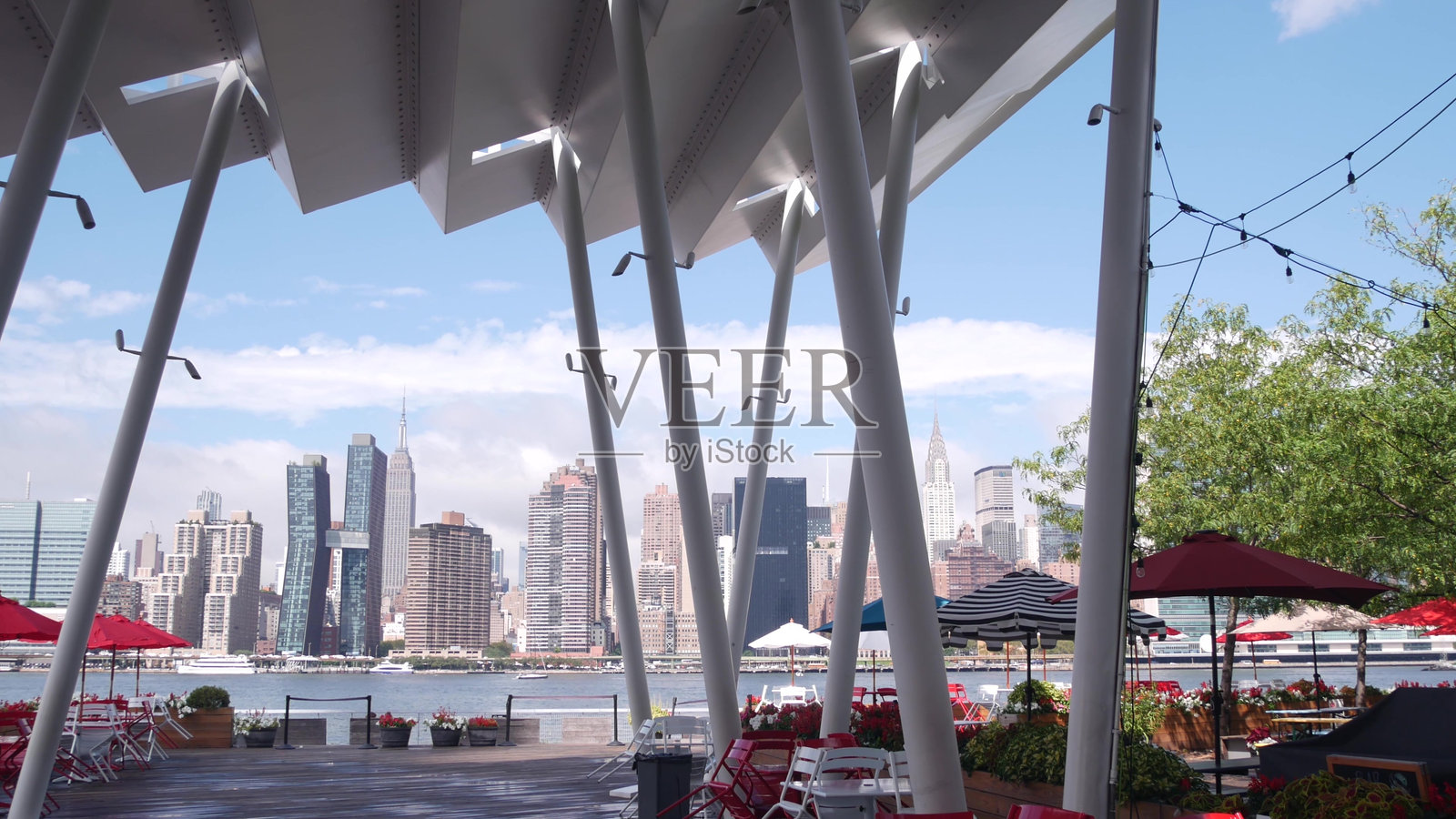 纽约市海滨天际线，曼哈顿中城河滨摩天大楼，从皇后区拍摄的城市景观照片摄影图片