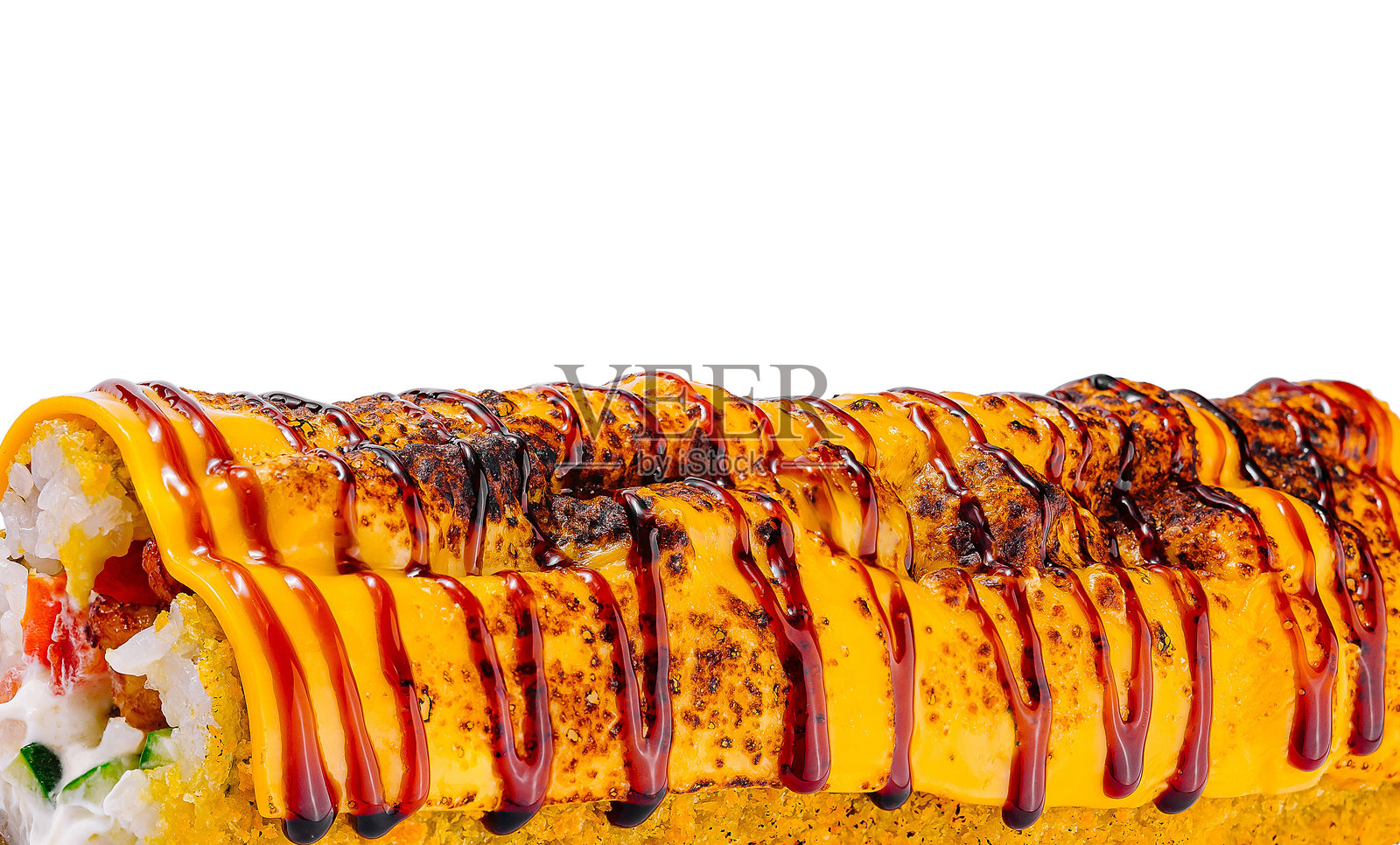 寿司卷放在白色表面上，覆盖着融化的奶酪和照烧酱照片摄影图片