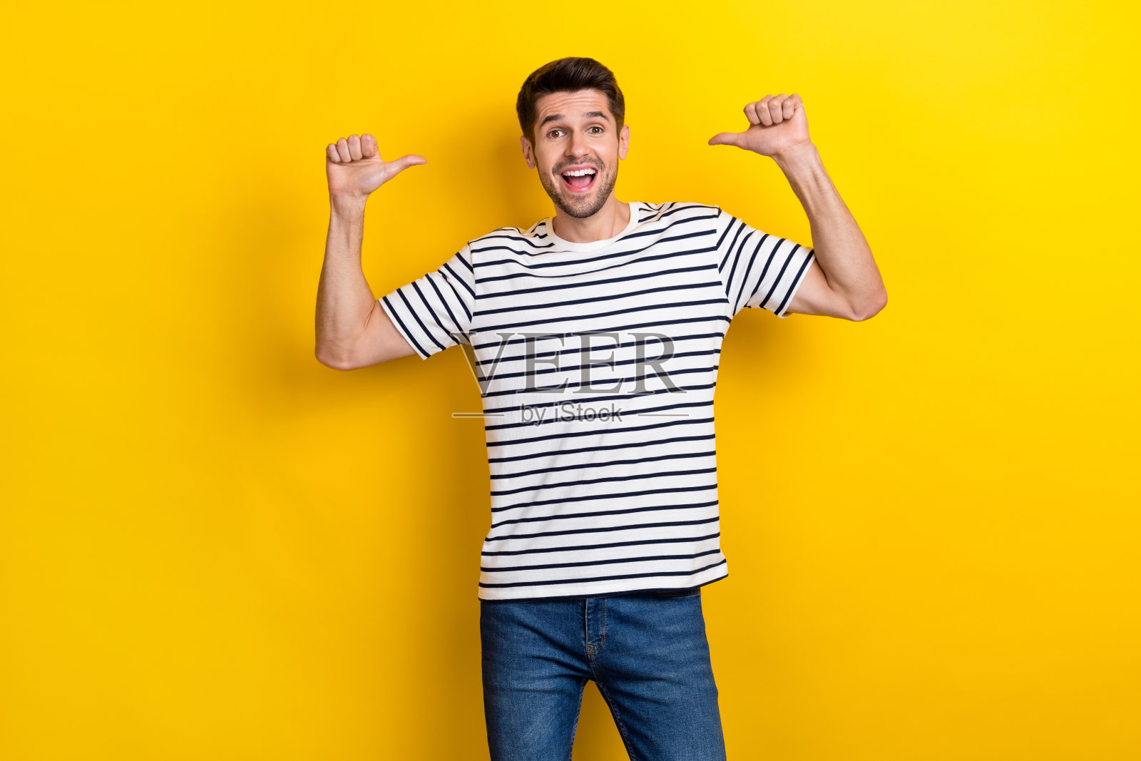 穿着白衬衫的男子指向自己照片摄影图片