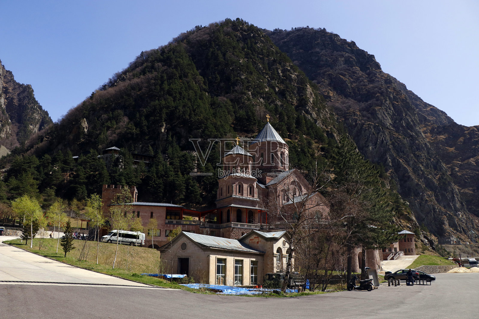 格鲁吉亚达里亚利峡谷圣天使修道院建筑群景观，位于格鲁吉亚与俄罗斯的边境照片摄影图片