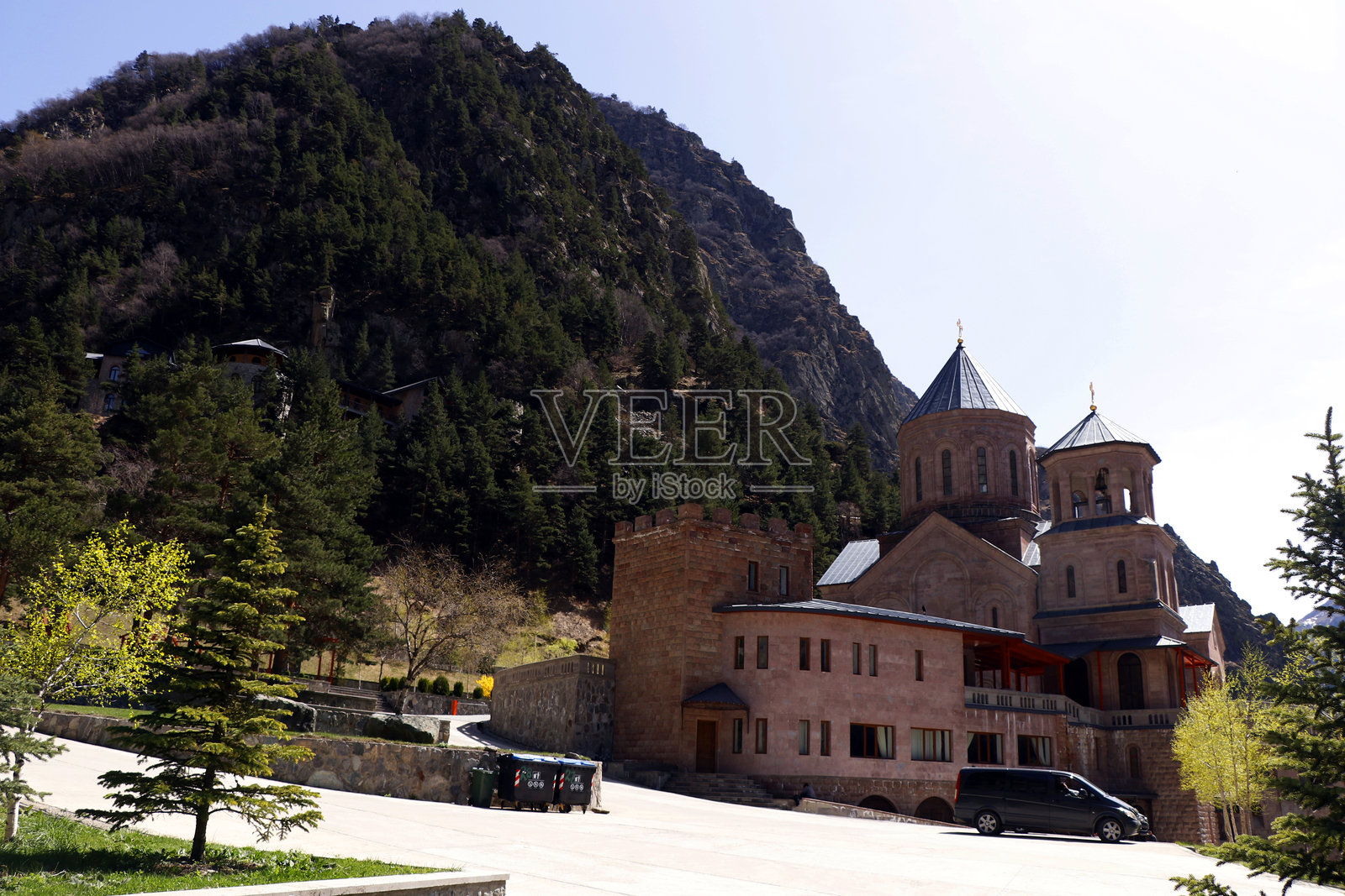 格鲁吉亚达里亚利峡谷圣天使修道院建筑群景观，位于格鲁吉亚与俄罗斯的边境照片摄影图片