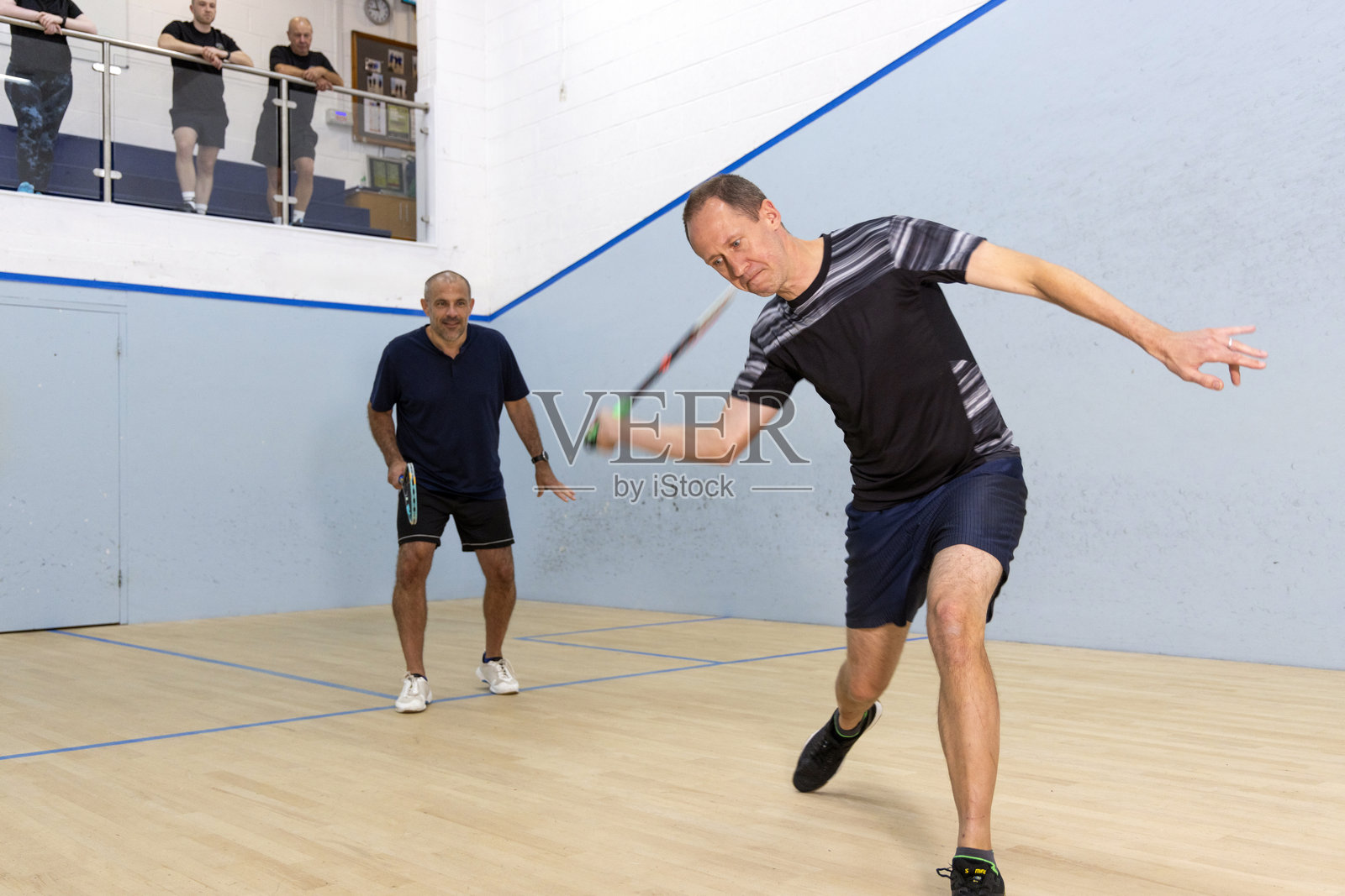 两名男子壁球比赛，观众观看照片摄影图片