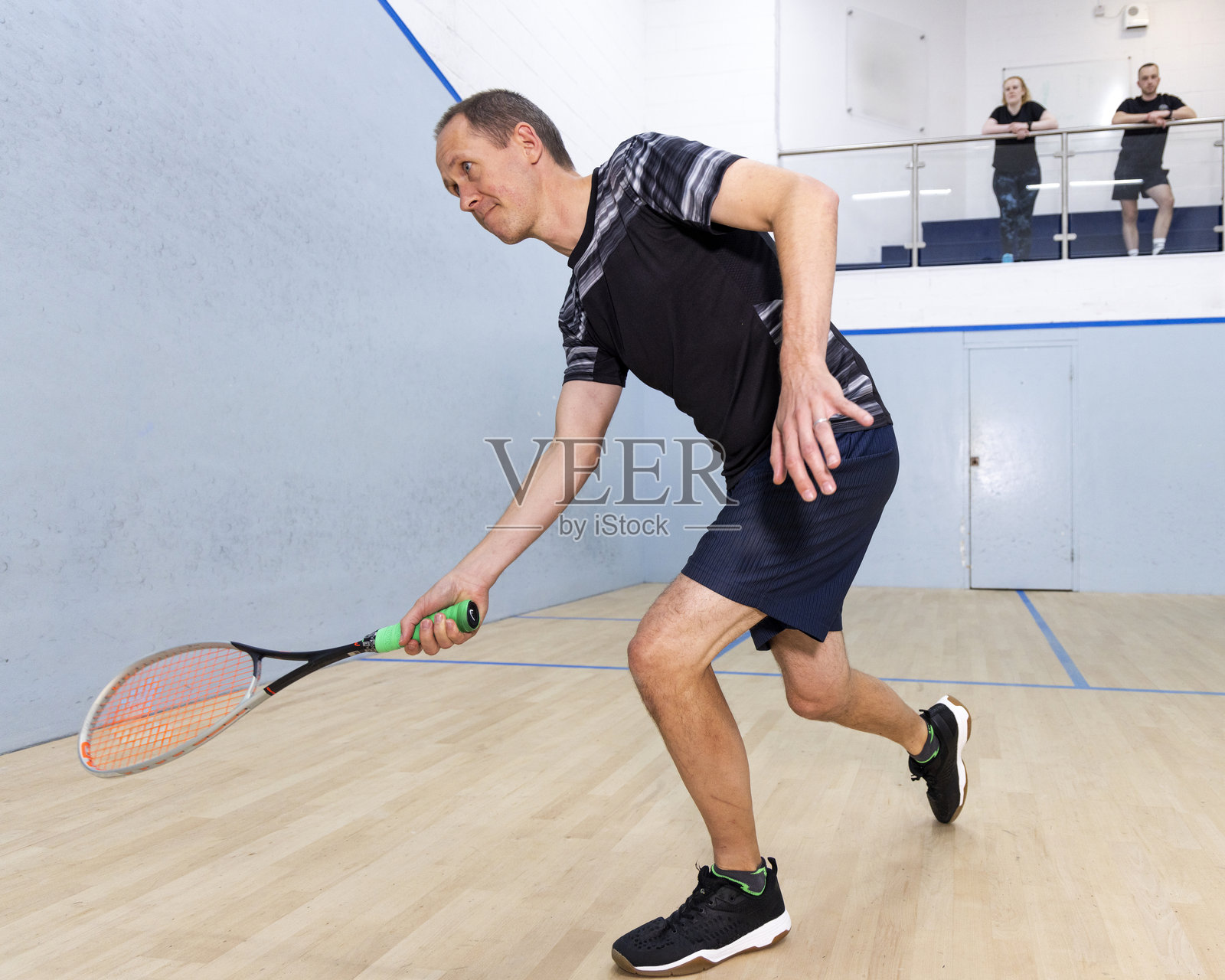 两名男子壁球比赛，观众观看照片摄影图片