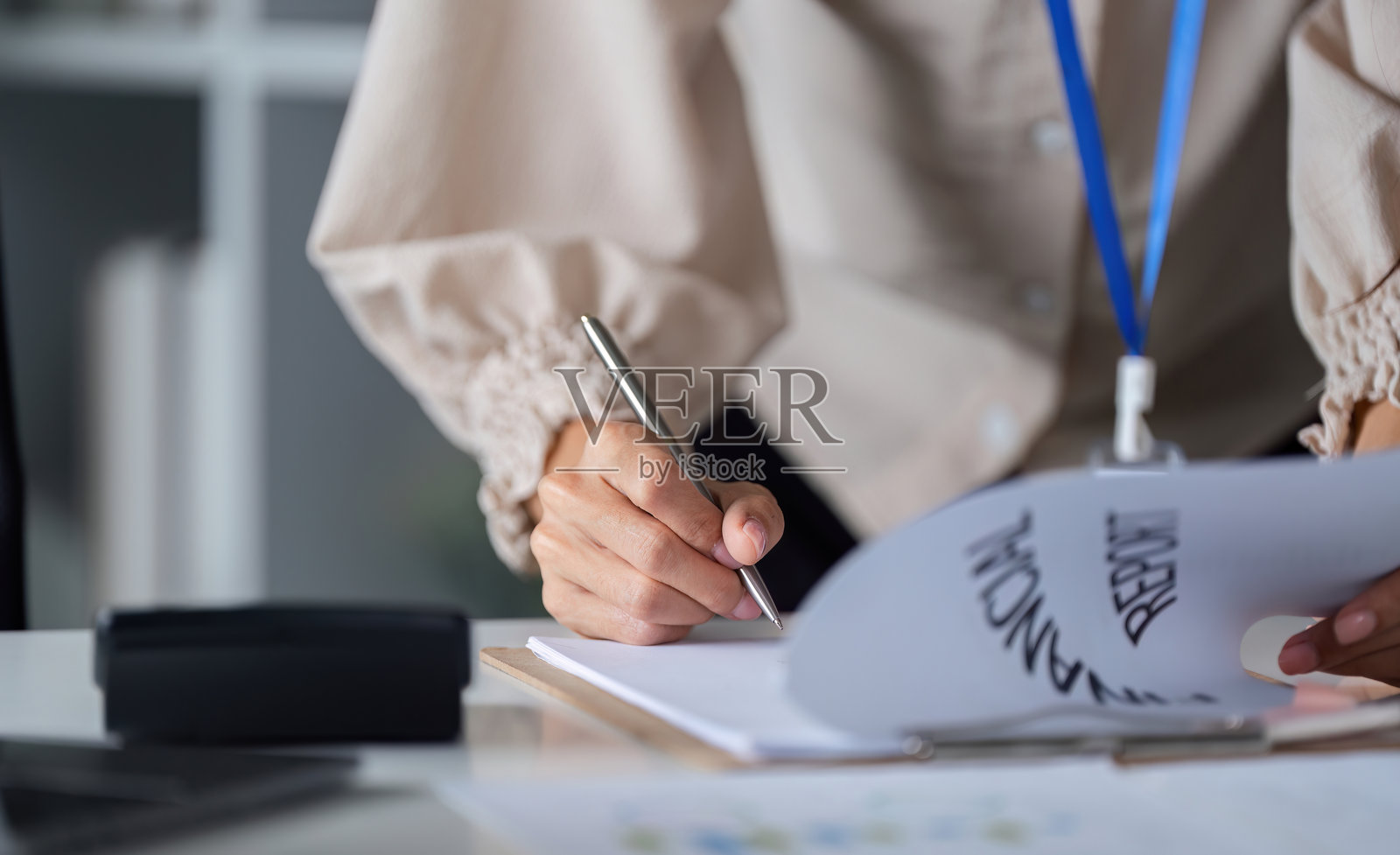 在现代办公室环境中处理财务报告的干练女商人照片摄影图片