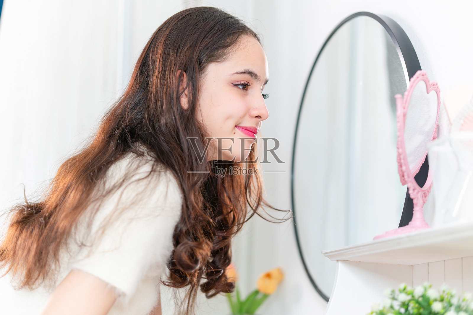 快乐美丽的少女在梳妆台前放松化妆照片摄影图片