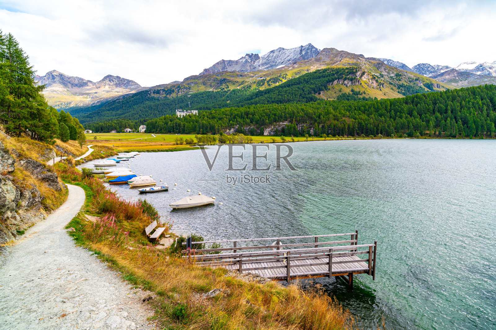 恩嘎丁地区全景，西尔斯湖及其上方的山脉。照片摄影图片