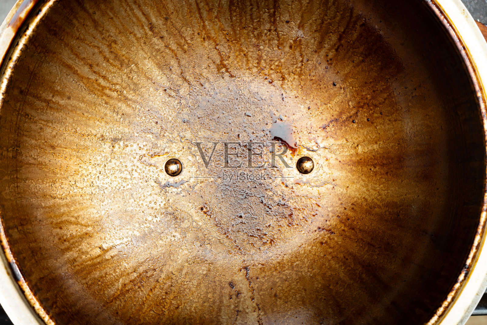 一个脏兮兮油腻的炒锅照片摄影图片