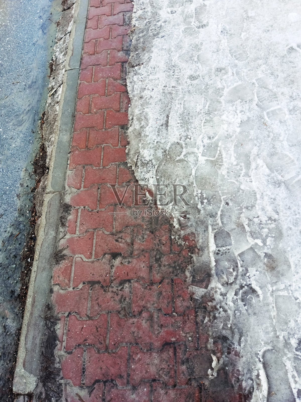 融雪和水流在铺路石板上照片摄影图片