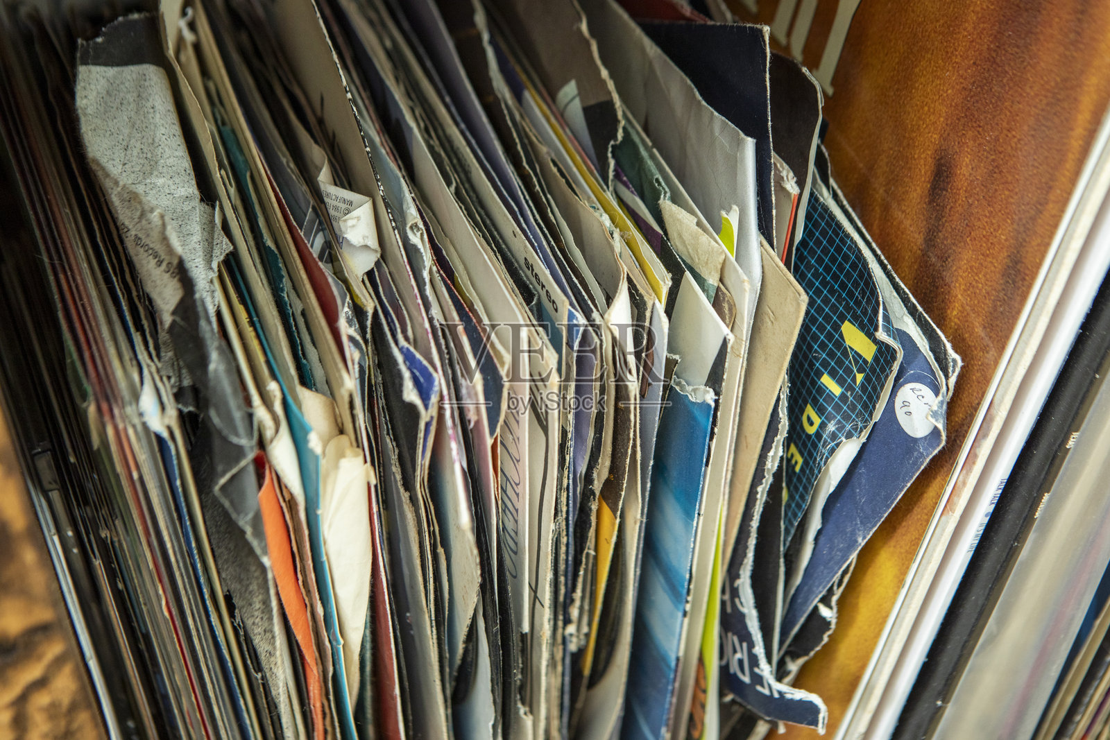 凌乱的黑胶唱片堆叠照片摄影图片