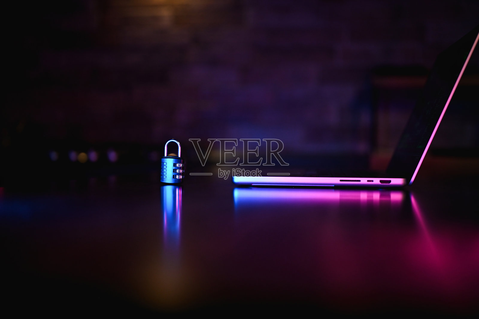 数据安全加密。笔记本电脑和挂锁。照片摄影图片