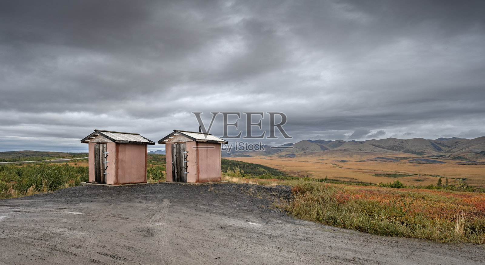 北极圈的登普斯特公路上的厕所小屋照片摄影图片