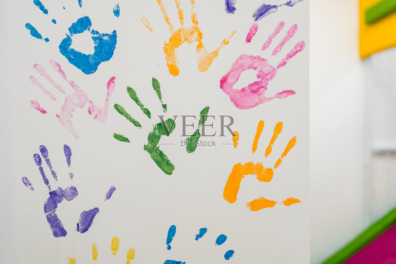 儿童游戏室墙上的手印照片摄影图片