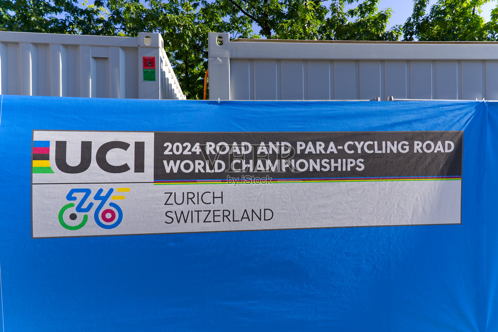 苏黎世2024年自行车和残奥自行车世界锦标赛的终点区域横幅，上面有字母和标志。照片摄影图片