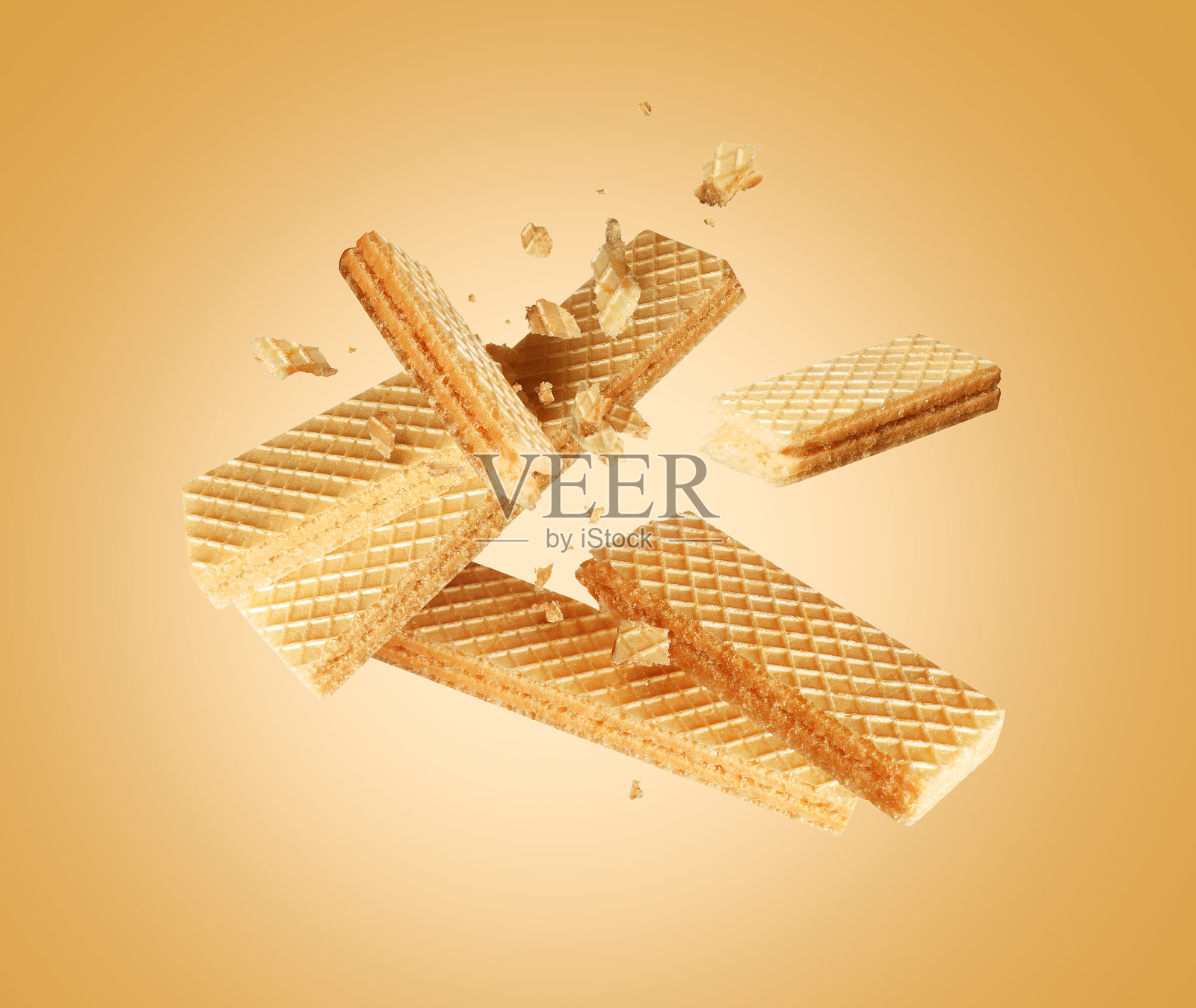 黄色背景上空中的碎脆华夫饼照片摄影图片