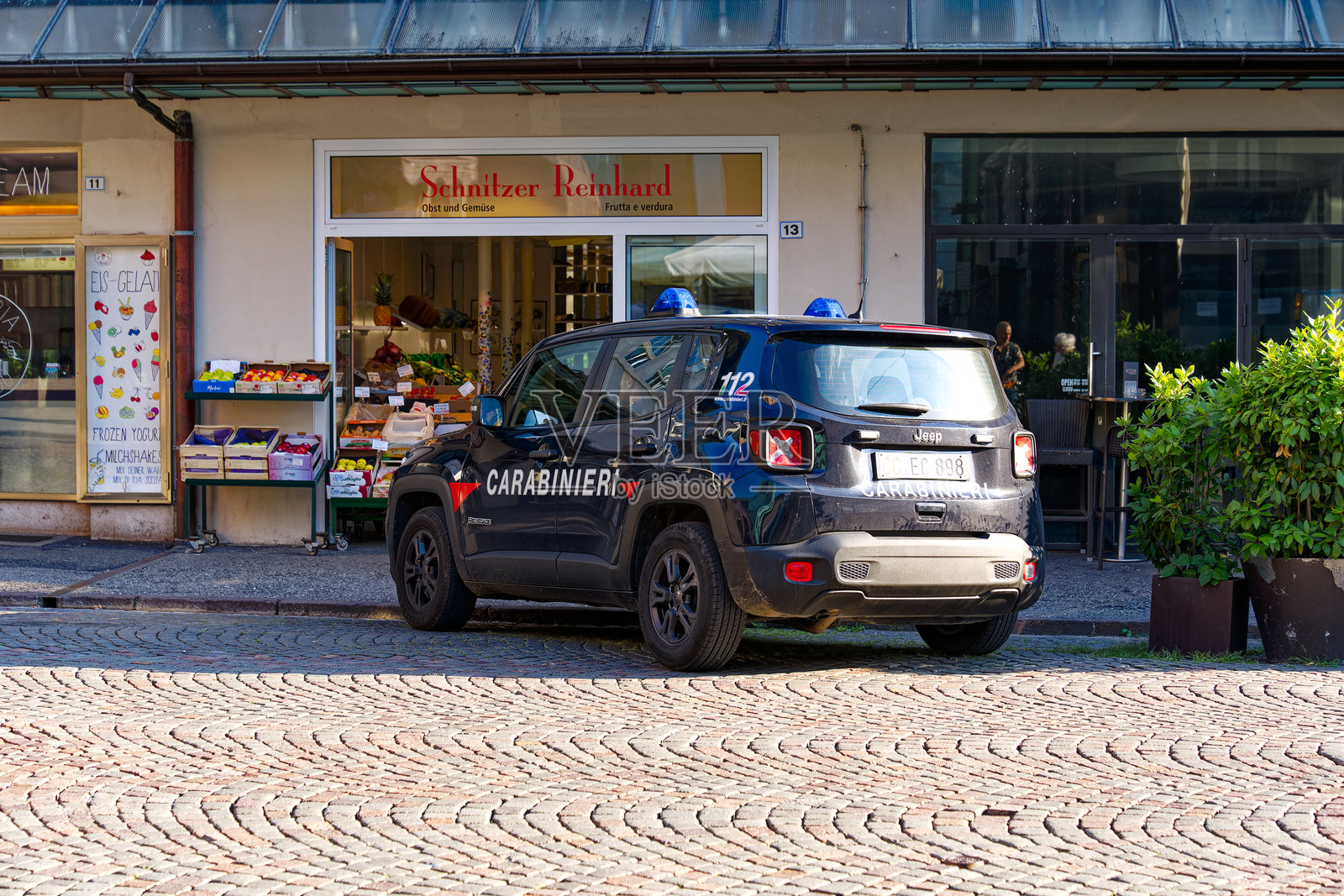 意大利梅拉诺市的深蓝色宪兵警车照片摄影图片