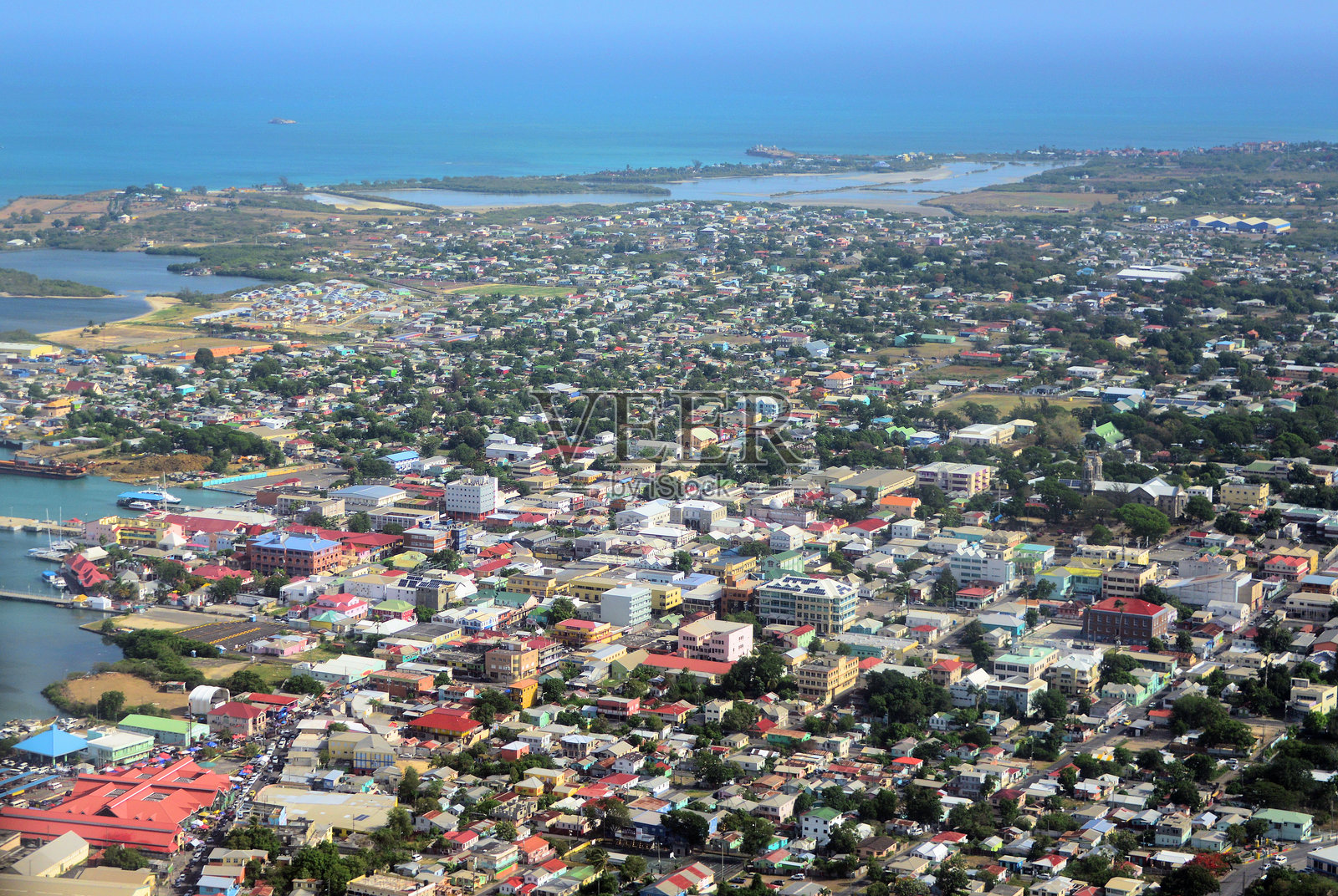 圣约翰斯鸟瞰：城市全景，顶部是麦金农盐池，安提瓜和巴布达照片摄影图片