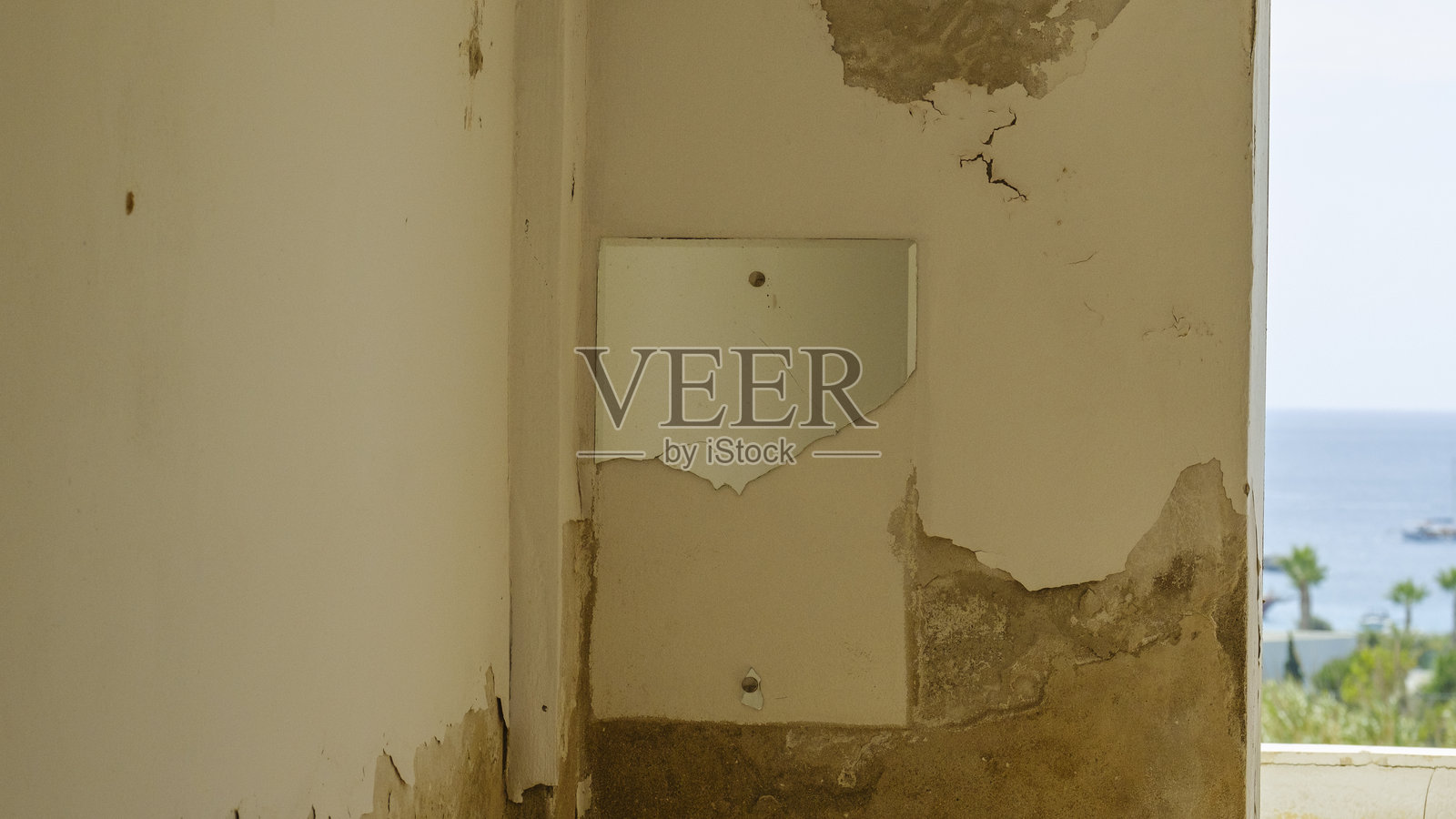 废弃建筑物内部，散落着破损和杂乱的物品照片摄影图片