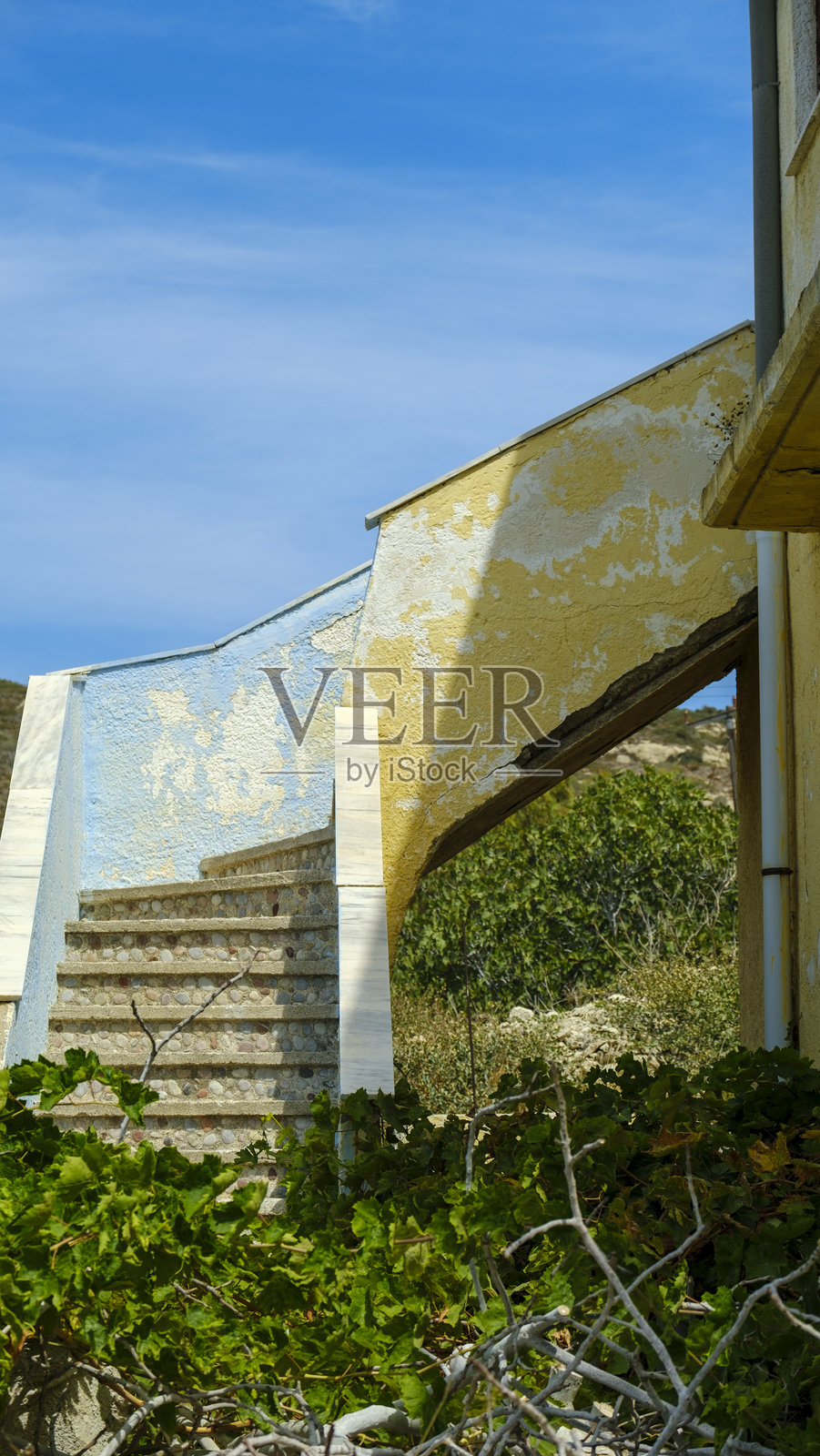 废弃建筑物内部，散落着破损和杂乱的物品照片摄影图片