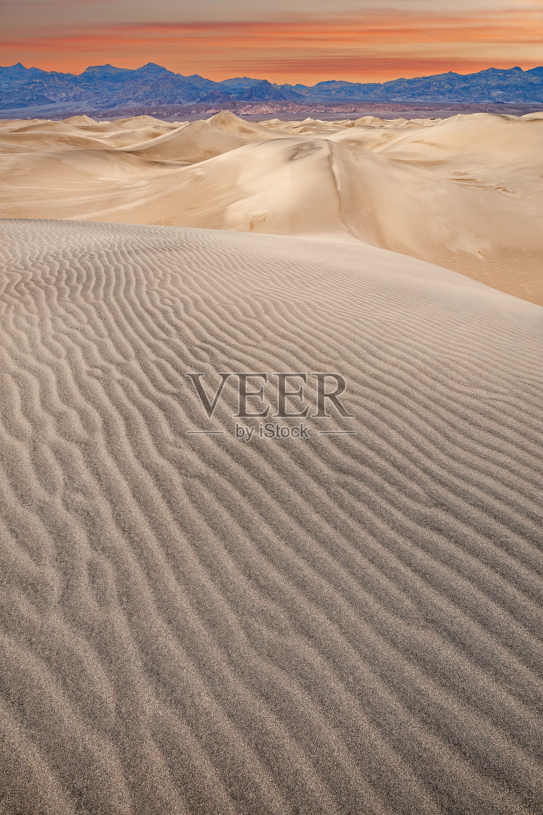 黎明，梅斯基特平原沙丘，死亡谷照片摄影图片