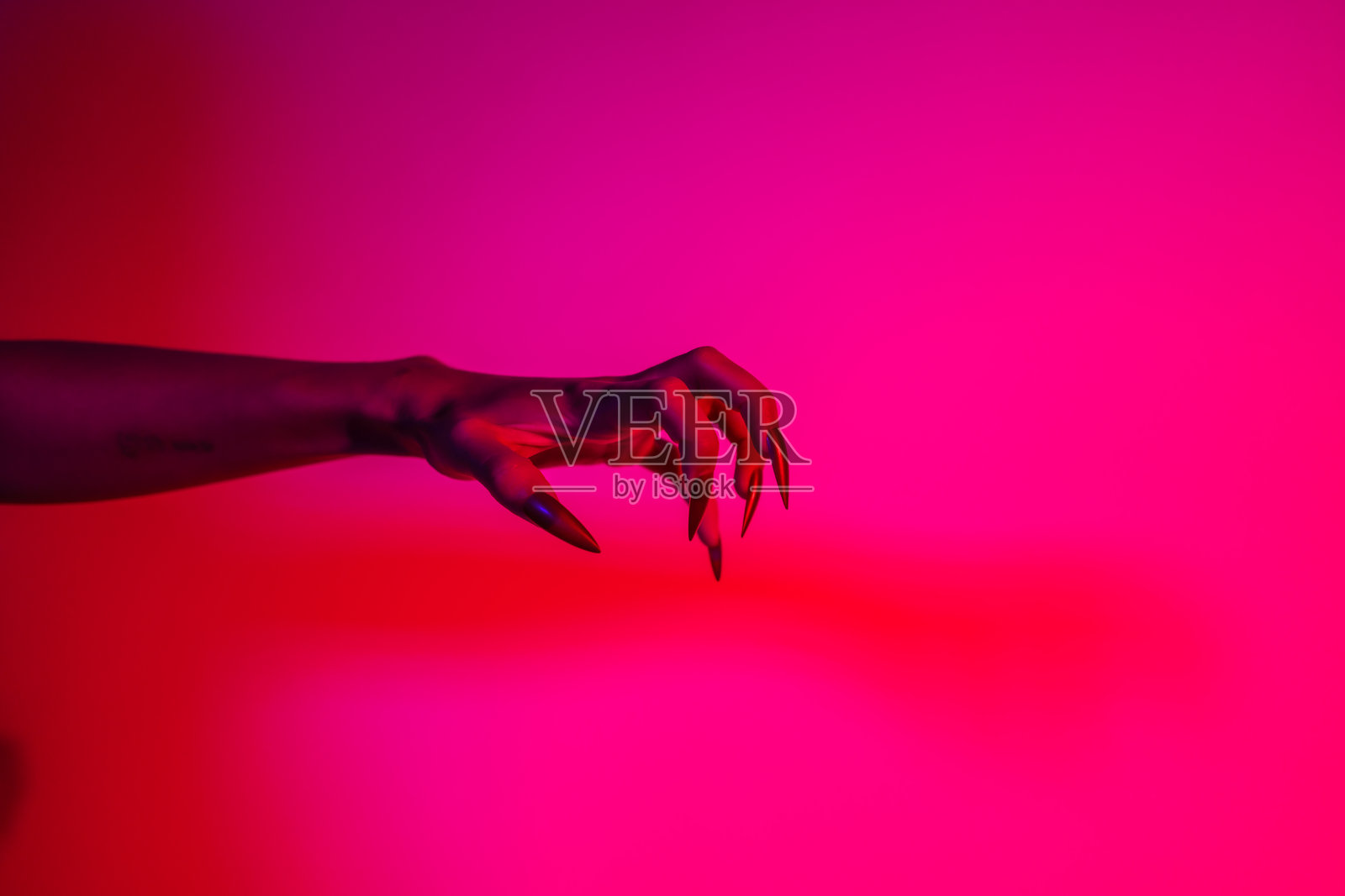 红色长指甲的恐怖女巫手照片摄影图片