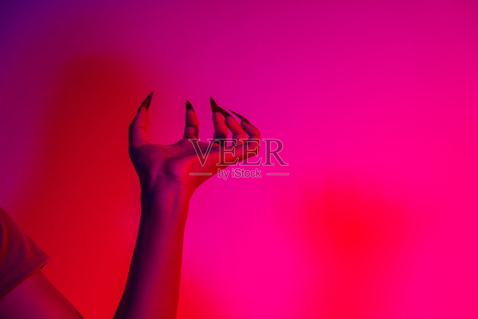 红色长指甲的恐怖女巫手照片摄影图片