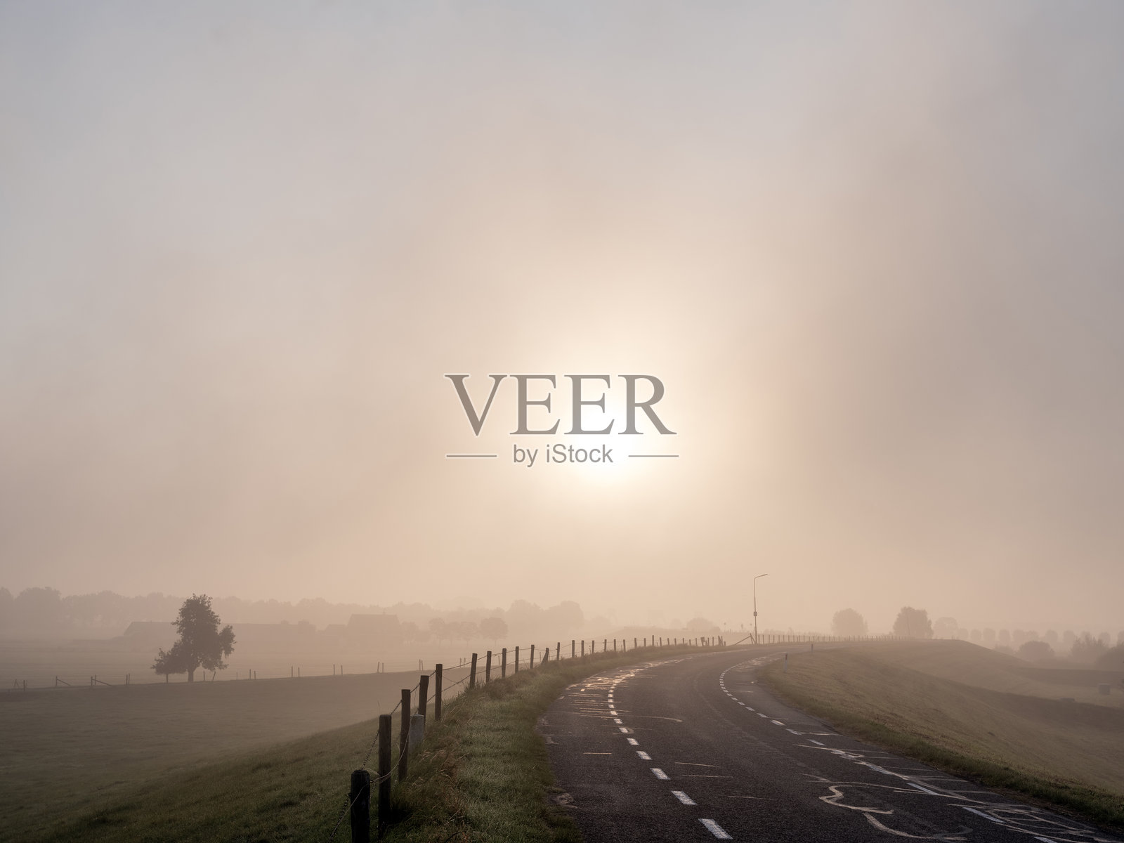 荷兰乌特勒支省的莱克河堤坝，雾蒙蒙的早晨，靠近维克比杜尔斯特德。照片摄影图片