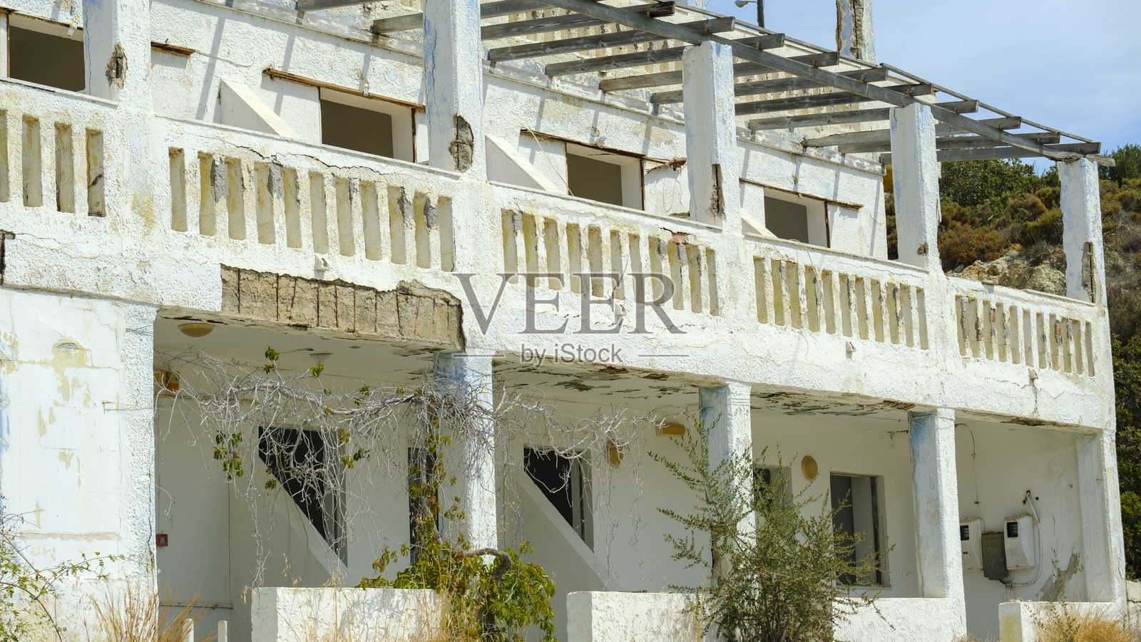 废弃建筑物内部，散落着破损和杂乱的物品照片摄影图片