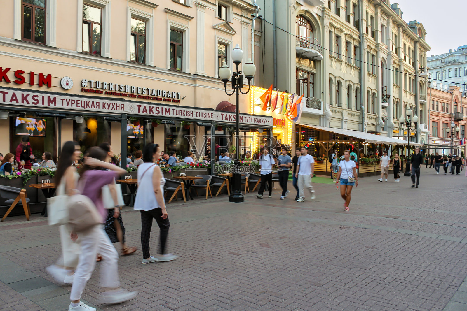 老房子附近的露天咖啡馆人物照片摄影图片