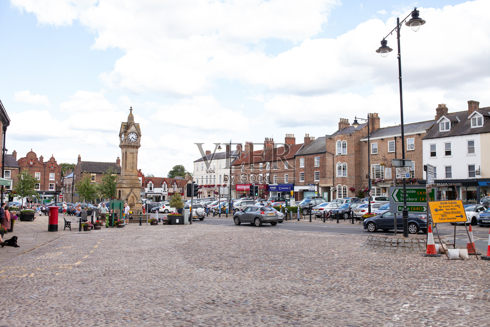 英格兰约克郡的瑟克斯。虚构的达罗比在温暖的夏季阳光明媚的一天。照片摄影图片