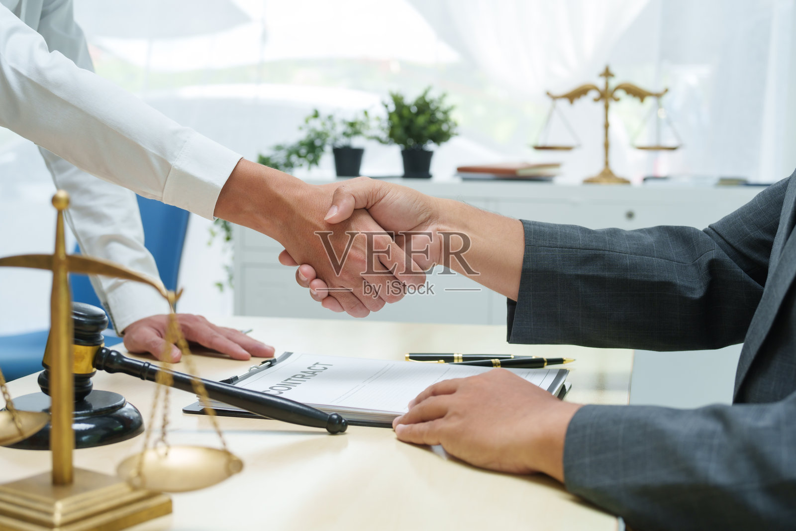 泰国律师在办公室用笔记本电脑工作照片摄影图片