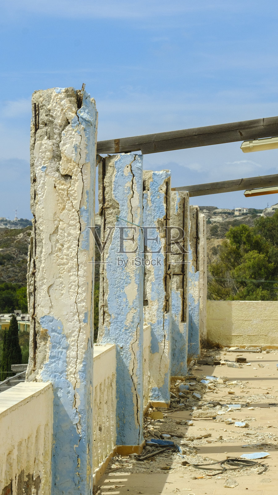 废弃建筑物内部，散落着破损和杂乱的物品照片摄影图片