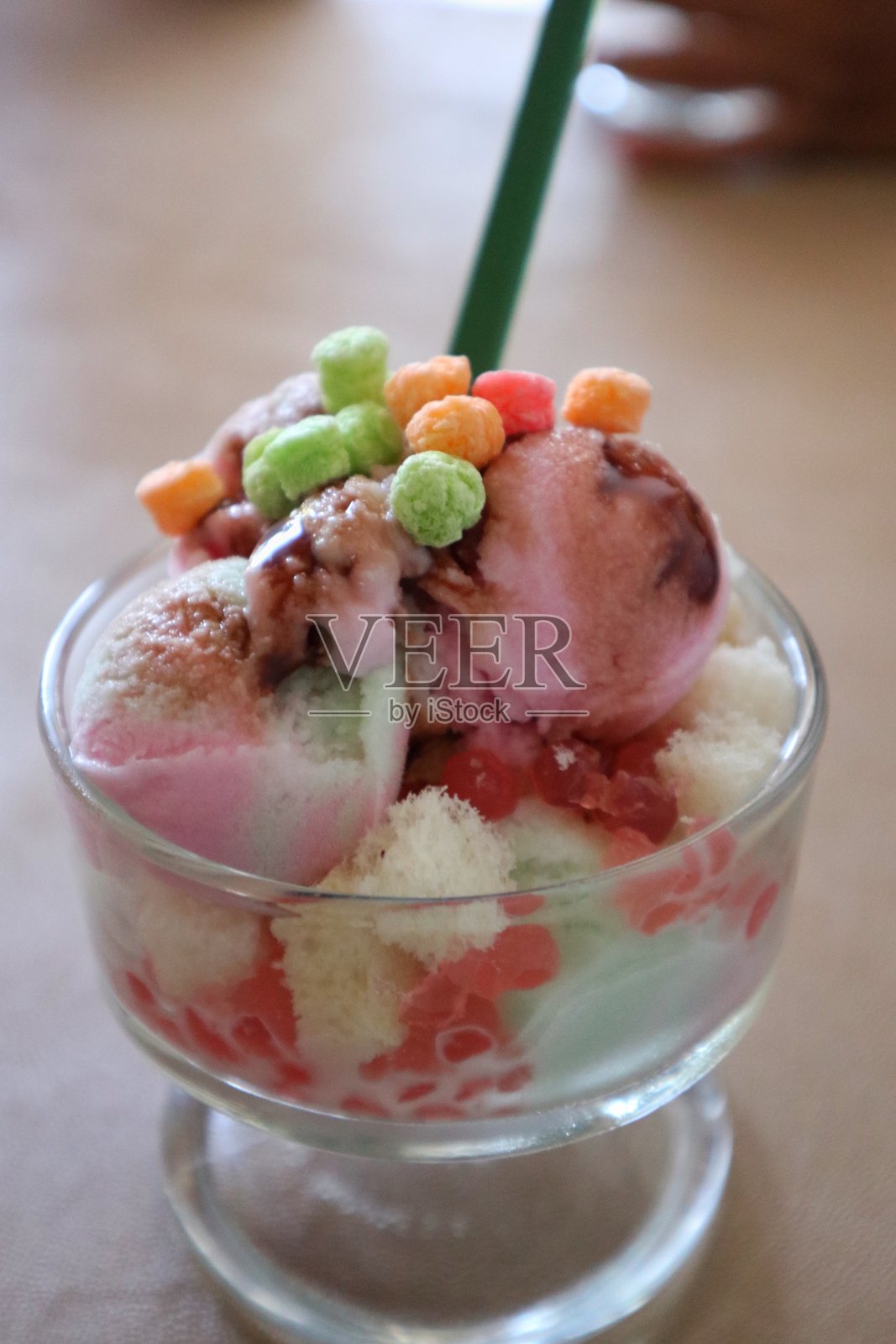 自制冰淇淋放在木桌上的碗里。健康的夏季甜点。照片摄影图片