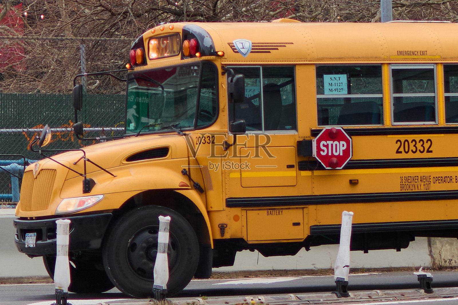 城市景观中的黄色校车照片摄影图片
